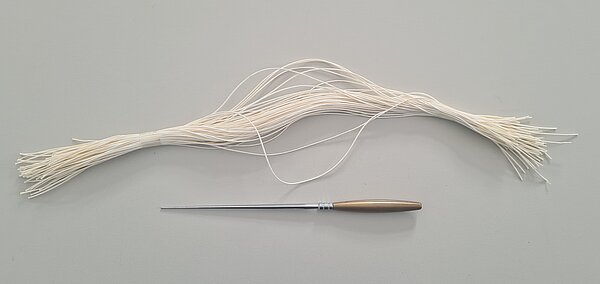 Aktenstecher und -schnüre zur Erneuerung der sogenannten badischen Oberrandheftung der digitalisierten Akten