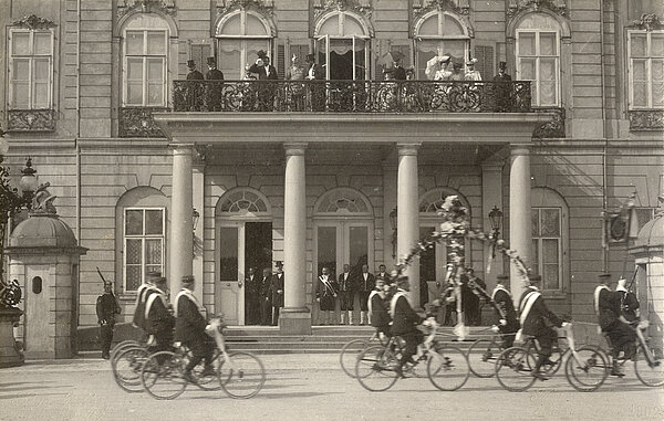 Fahrradkorso vor dem Schloss, Foto 4. Mai 1902