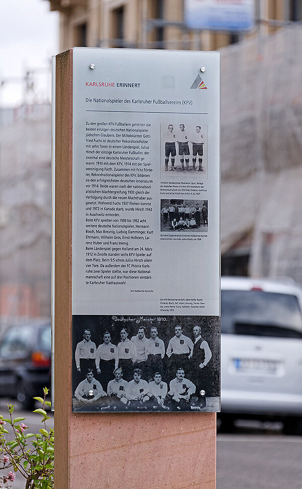 Stele zu den jüdischen Fußballern des KFV am Julius-Hirsch-Weg 2 im Jahr 2015