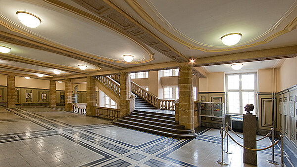 Halle im 1. Obergeschoss mit der Büste Carl Hofers und dem Haupttreppenaufgang in das 2. Obergeschoss 2019