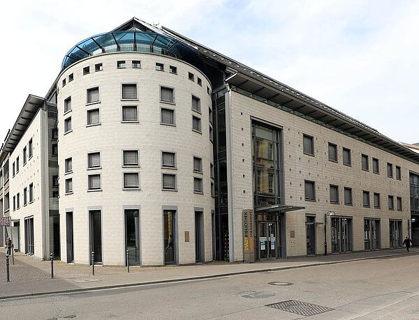 Das neue Ständehaus aus den 90er Jahren greift die Architektur des historischen, 1961 abgerissenen Ständehauses auf