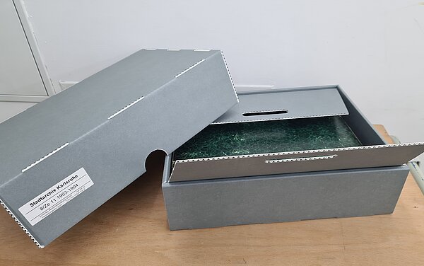 Maßgefertigte Verpackung für den Bestand 8/Ze - Zeitungen mit Aushebehilfe