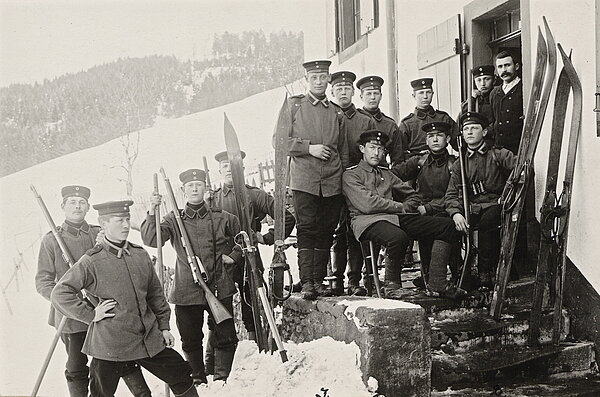 Gruppenbild des "Schneeschuhkommandos" des 8. Jäger-Bataillons bei der Rast am Gehöft Hochbrück in den Vogesen, Wilhelm Paulcke links sitzend, 1898