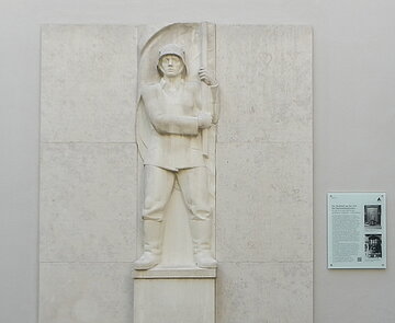 Kommentierende Informationstafel zum städtischen Gefallenenmal im Ehrenhof des Rathauses