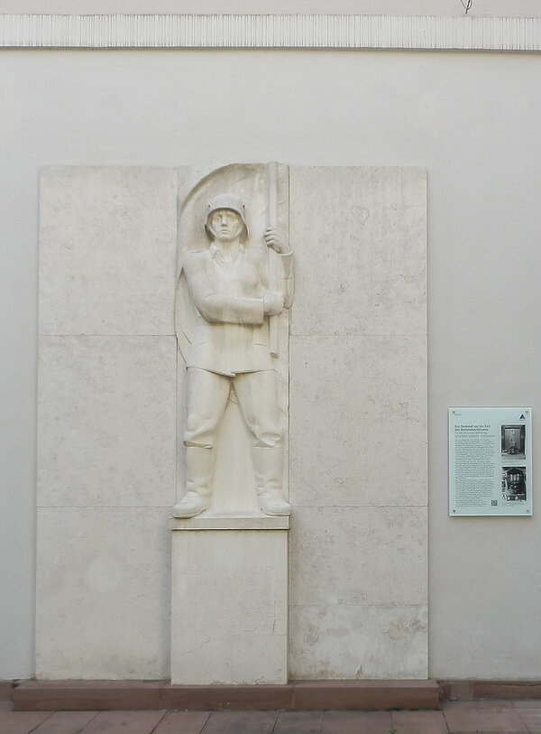 Kommentierende Informationstafel zum städtischen Gefallenenmal im Ehrenhof des Rathauses