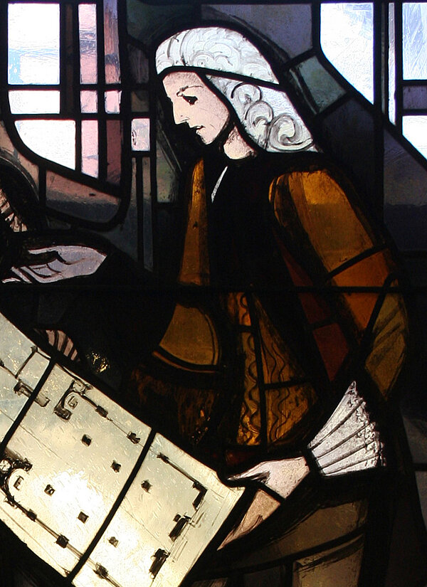 Phantasieporträt von Johann Michael Ludwig Rohrer in einem Glasfenster des Ettlinger Rathauses