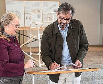 Partnerschaft besiegelt: Katrin Dort vom Stadtarchiv und Joaquín Medina Warmburg vom KIT-Institut für Kunst- und Baugeschichte.