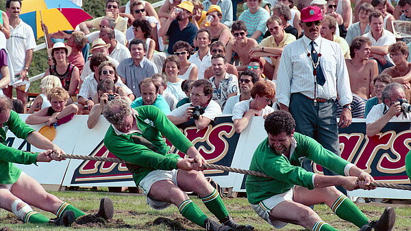 Das Tauziehen kann weltweilt auf eine jahrhundertealte Geschichte zurückblicken und gehörte zwischen 1900 und 1920 zu den olympischen Sportarten.