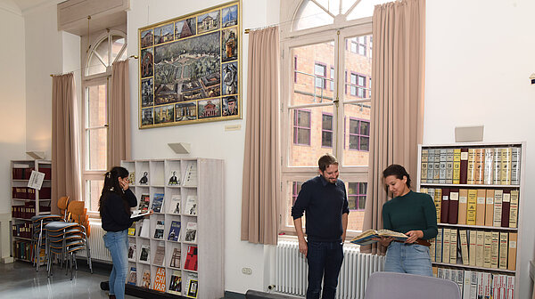 Die Archivbibliothek umfasst eine umfangreiche Sammlung von Publikationen zur Karlsruher Stadtgeschichte