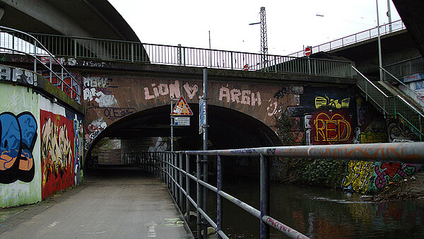 Denkmalgeschützte Korbbogenbrücke über die Alb 2019