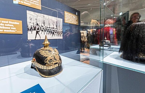 Symbol der Militärmacht: Eine Pickelhaube aus der Kaiserzeit ist in der Sonderausstellung zu sehen.