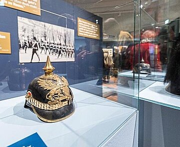 Symbol der Militärmacht: Eine Pickelhaube aus der Kaiserzeit ist in der Sonderausstellung zu sehen.