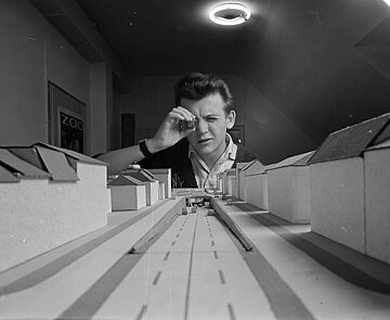 Bildstellenfotograf Dietmar Hamel vor einem Modell der Kriegsstraße, 1960