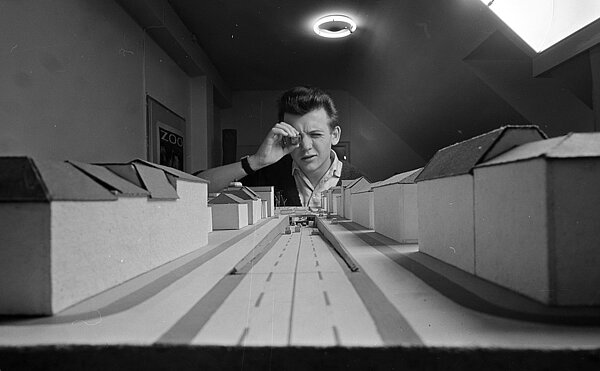 Bildstellenfotograf Dietmar Hamel vor einem Modell der Kriegsstraße, 1960