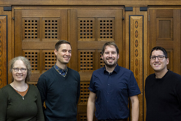 Personen v.l.n.r.: Dr. Katrin Dort, Leitung Stadtarchiv & Historische Museen / Marcel Dahm, stellvertretender Schulleiter CHS / Eric Wychlacz, Fachgebiet Archivpädagogik Stadtarchiv / Stefan Hofmann, Abteilungsleiter Druck- und Medientechnik CHS