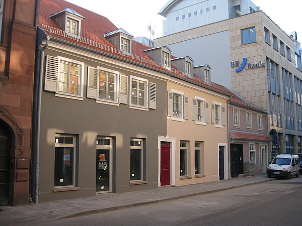 Das frisch renovierte Bauensemble Waldstr. 5-9 zwischen Kunstvereinsgebäude und Neubau der BBBank
