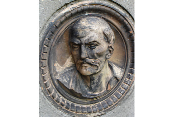 Terrakotta-Medaillon des 1944 zerstörten Hoftheaters