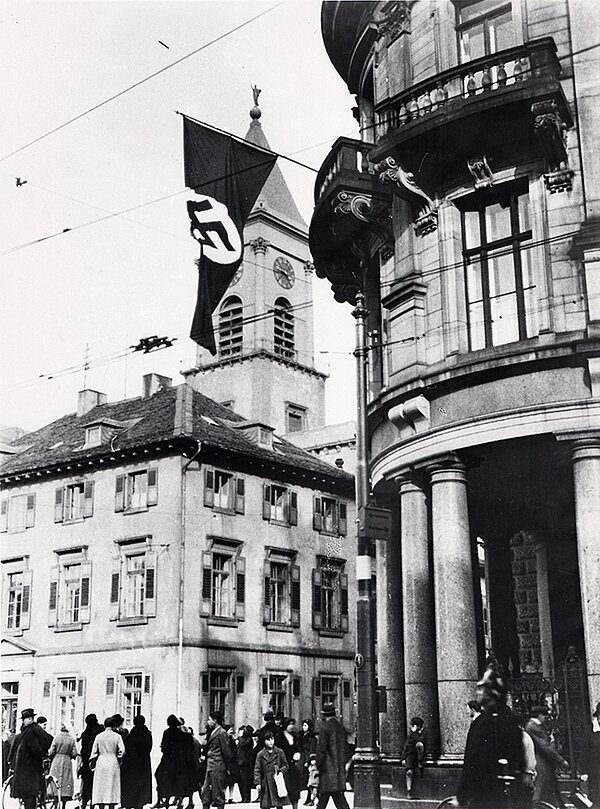 Das Polizeipräsidium mit Hakenkreuzfahne 1933