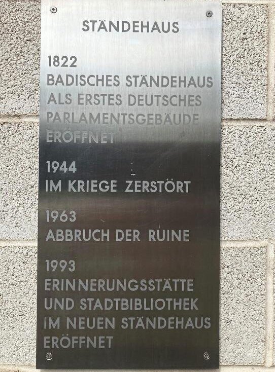 Eine Gedenktafel ruft die Historie des markanten Orts in Erinnerung.