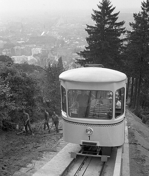 Die Turmbergbahn während eines letzten Probelaufs nach Reparatur der Panne bei der Jungfernfahrt