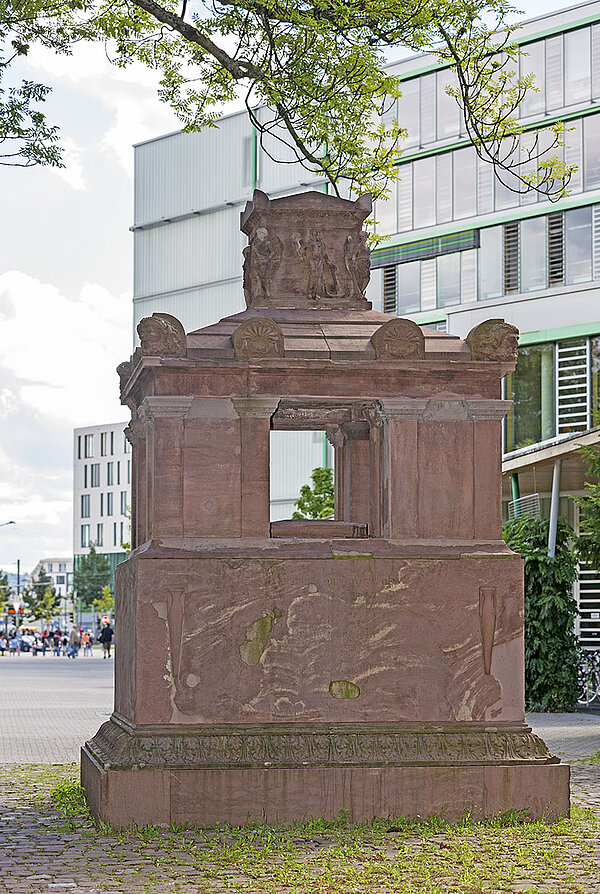 Grabmal von Johann Leonhard Walz 2013, im Hintergrund das Friedrich-List-Gymnasium an der Ludwig-Erhard-Allee