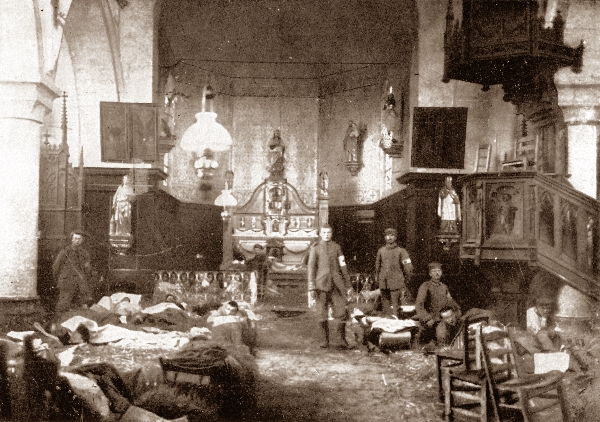 Die Kirche von Hulluch als Lazarett 1914, Foto aus: Hauptmann a.D. v. Hugo (Hrsg.): Unser Korps 1914/15. Ein Erinnerungsbuch, Seite 70.