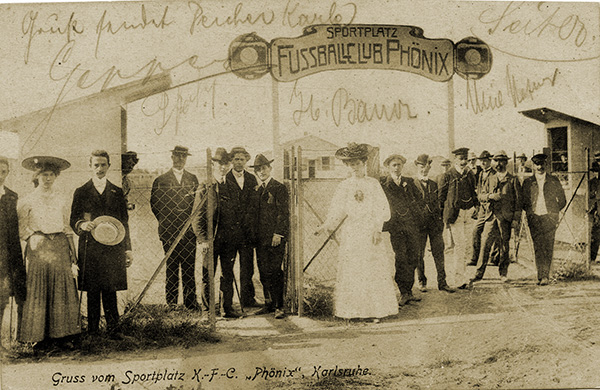 Eingang zum Sportplatz des FC Phönix an der Rheintalbahn auf Welschneureuter Gemarkung, Postkarte von 1906
