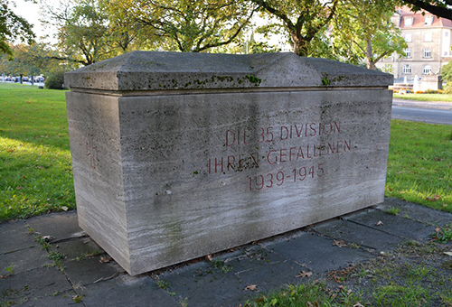 Gefallenenehrenmal der 35. Infanterie-Division auf dem Grünstreifen der Hildapromenade beim Haydnplatz 2014
