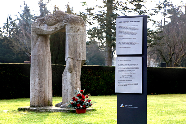 Dem Vergessen entreißen: Auf dem Ehrenfeld B2 des Hauptfriedhofs informiert seit 2016 eine Tafel über das Schicksal der Euthanasieopfer