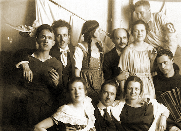 Der Maler Leo Kahn (2. v. l.) und Ludwig Marum (oben 3. v. r.) auf einem Ball im Künstlerhaus 1922