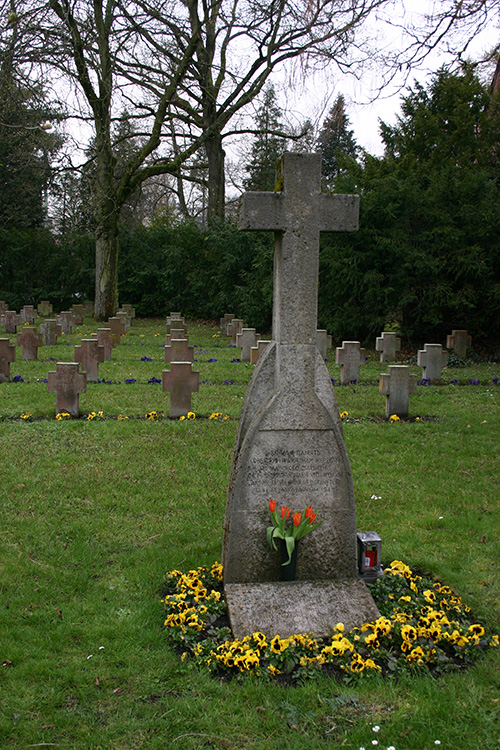 Von der Sowjetischen Militäradministration aufgestelltes Gedenkkreuz für die hier bestatteten Zwangsarbeiter