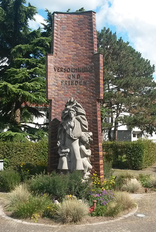 Nahaufnahme des Vertriebenenmahnmals 2017