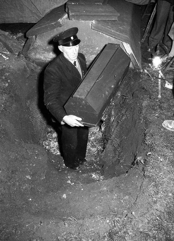 Exhumierung der Gebeine Friedrich Weinbrenners aus dem Grab auf dem Alten Friedhof