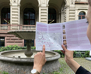 Der Flyer "STADTGESCHICHTE TO GO!" lädt ein, Karlsruher Geschichte bei einem Spaziergang auf eigene Faust zu erkunden.