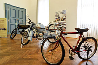 Motorräder und ein Kinderrennrad der Firma Gritzner werden in einer kleinen Kabinettschau im Pfinzgaumuseum gezeigt