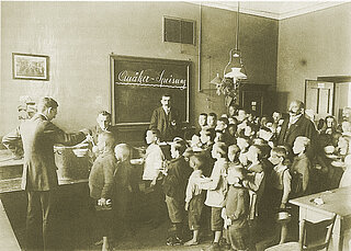 Quäkerspeisung in einer Karlsruher Schule, Foto Anfang der 1920er Jahre.