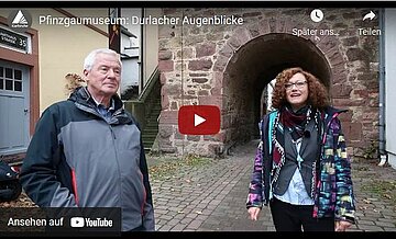 Die Kuratorin Jacqueline Berl und der Fotograf Günter Heiberger führen durch die Sonderausstellung "Durlacher Augenblicke" und besuchen die Originalschauplätze der historischen Fotografien. 