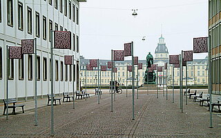 Platz der Grundrechte mit Blick auf das Schloss Karlsruhe.