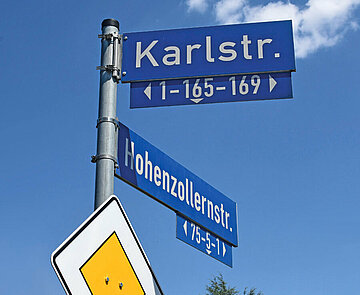 Das Foto zeigt Schilder mit Straßennamen