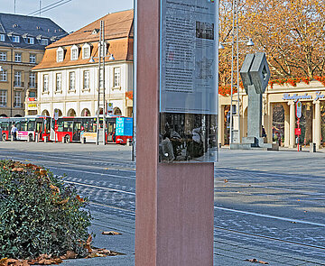 Stele zur Deportation der Jüdinnen und Juden am Bahnhofplatz 2015