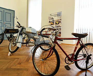 Motorräder und ein Kinderrennrad der Firma Gritzner werden in einer kleinen Kabinettschau im Pfinzgaumuseum gezeigt