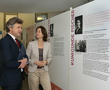 Die Ausstellung über frühere Politikerinnen im neuen Ständehaus schauen Dr. Barley und OB Dr. Mentrup an