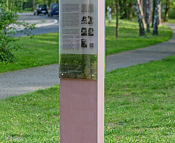 Stele zu Réseau Alliance an der Theodor-Heuss-Allee/Breslauer Straße im Jahr 2014