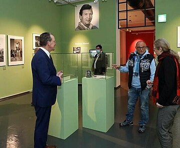 Bürgermeister Albert Käuflein (links) eröffnete gemeinsam mit Stadtarchivleiterin Katrin Dort die Ausstellung; diese ist noch bis Sommer 2022 im Prinz-Max-Palais zu sehen