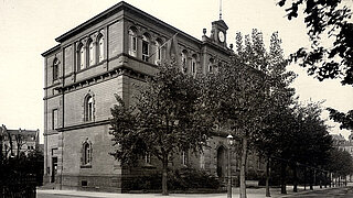 Das ehemalige Wasserwerksgebäude am Archivplatz um 1900