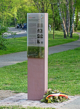 Stele zu Réseau Alliance an der Theodor-Heuss-Allee/Breslauer Straße im Jahr 2014