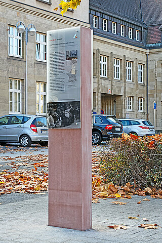Stele zur Deportation der Jüdinnen und Juden am Bahnhofplatz im Jahr 2015