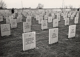 Gräberfeld des Deportiertenfriedhofs Gurs im Jahr seiner Einweihung 1963