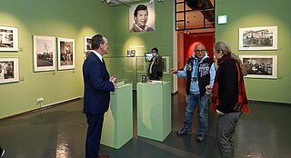 Bürgermeister Albert Käuflein (links) eröffnete gemeinsam mit Stadtarchivleiterin Katrin Dort die Ausstellung; diese ist noch bis Sommer 2022 im Prinz-Max-Palais zu sehen