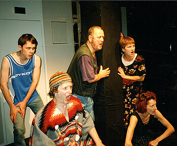Das Schauspiel "Der gute Mensch von Sezuan" von Bertolt Brechts stand im Sandkorn-Fabriktheater im Jahre 1998 auf dem Spielplan